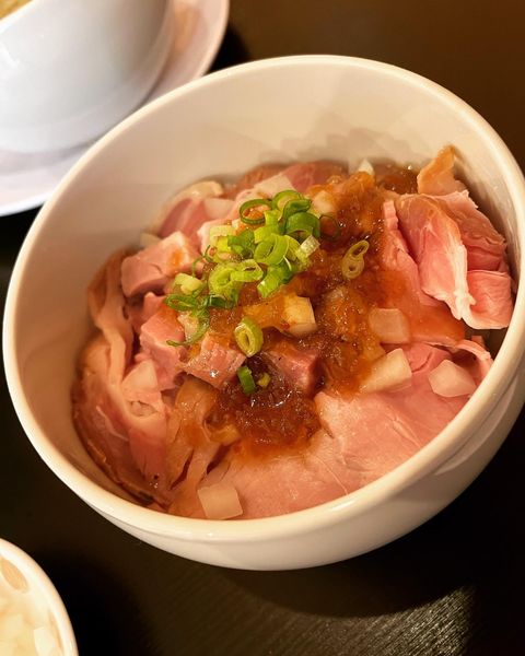 「レアチャーシュー丼」@らーめん コットンポットの写真