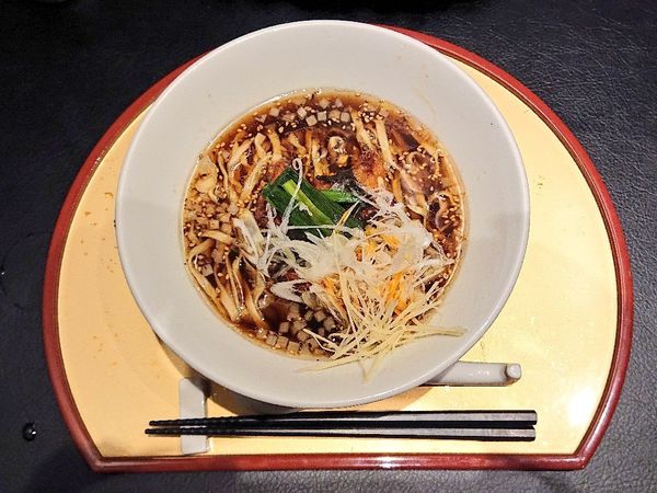 「黒の日スペシャル 地鶏と白金豚の黒胡麻醤油ラーメン、など」@八咫烏の写真