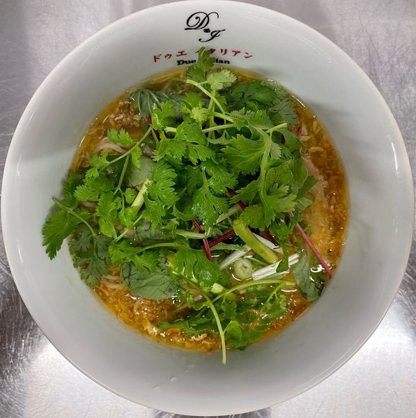 「レモンパクチーいっぱいラーメン」@らぁ麺 ドゥエ イタリアン 東急プラザ渋谷の写真