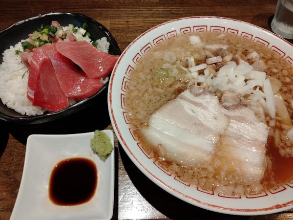 「蔵出しラーメン(醤油)+味玉+半マグロ丼」@喜多方食堂 麺や玄 佐倉分店の写真