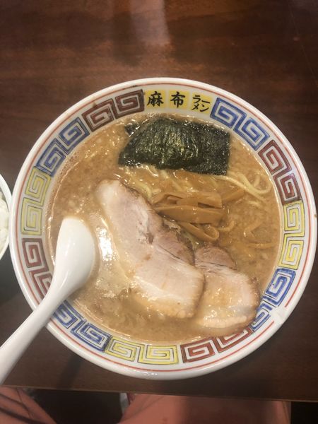 「とんこつ正油ラーメン　850円」@麻布ラーメン 慶応三田店の写真