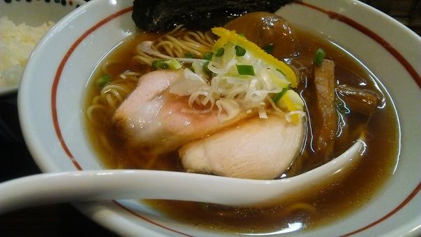 「あじ玉香油正油ら～めん 900円＋ライス 100円」@らー麺 あけどやの写真