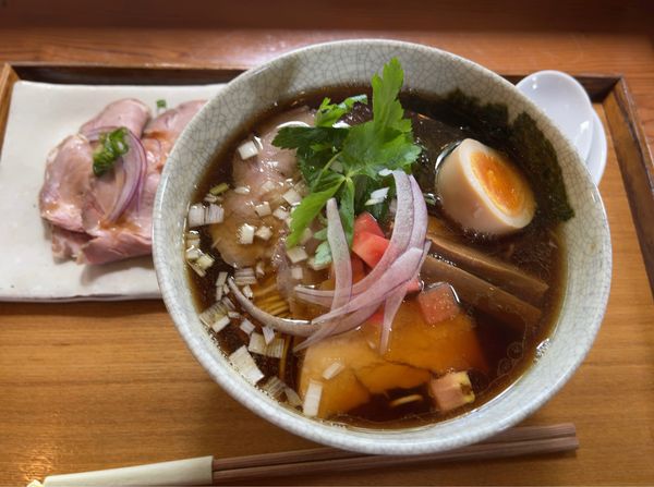 「醤油らーめん+トッピングチャーシュー（1100円）」@二ノ宮金次郎の写真