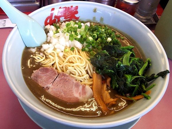 「鬼煮干しラーメン+ホウレン草」@山岡家 平塚店の写真