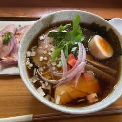 醤油らーめん+トッピングチャーシュー（1100円）