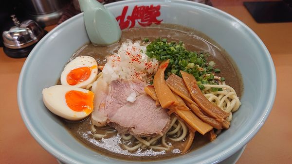 「鬼煮干しラーメン+中盛+無料券の煮卵」@ラーメン山岡家 宇都宮長岡店の写真