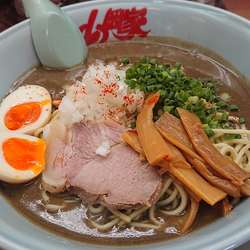 鬼煮干しラーメン+中盛+無料券の煮卵
