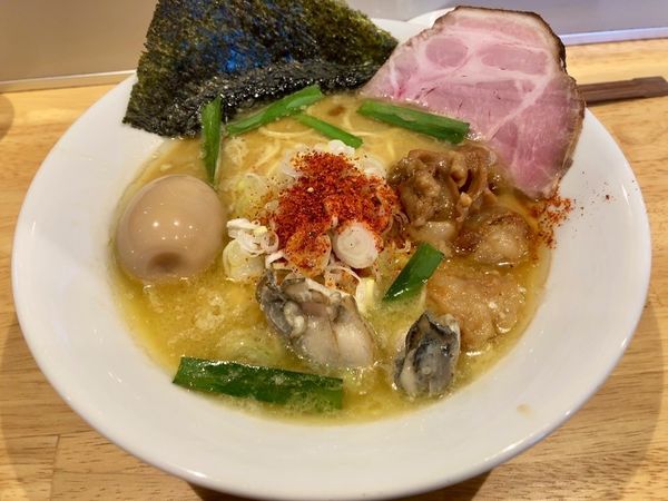 「牡蠣味噌ホルモンそば～白味噌仕立て 1000円」@中華そば ひしおの写真