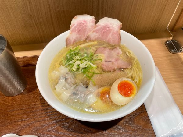 「鶏と牡蠣出汁の黄金塩(特製盛り)」@彩色ラーメンきんせい エキマルシェ大阪店の写真