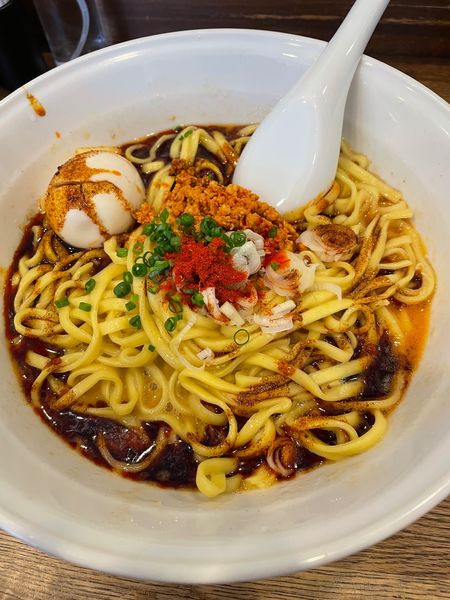 「汁なし担々麺（3辛、麺大盛）+味玉」@麺屋すみすの写真