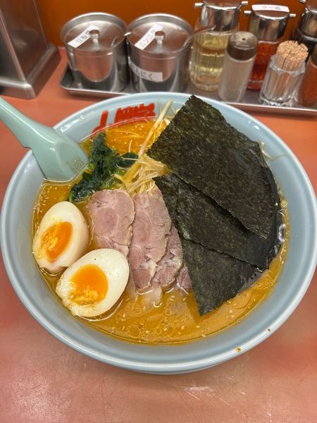 「特製味噌ネギチャーシュー麺(1360円)+味玉(JAF会員)」@ラーメン山岡家 熊谷店の写真