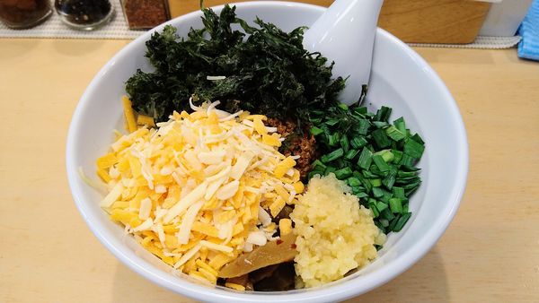 「台湾まぜそば(追い飯付)+チーズ・バラ海苔」@ラーメン屋 つるんの写真