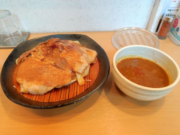 「とろ肉カレーつけ麺（平麺）」@とろ肉つけ麺 魚とんの写真
