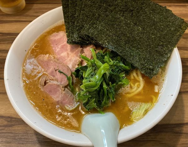 「ラーメン中盛 チャーシュウ 海苔 硬 多」@横浜家系らーめん 五丁目ハウスの写真