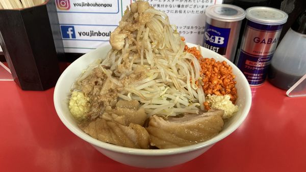 「ラーメン（全マシ＋辛揚げ）」@用心棒 本号の写真