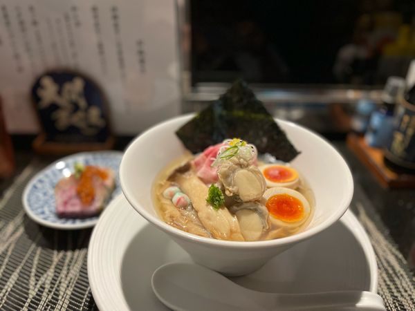 「【限定】冷やしらぁ麺（真昆布水×陸奥湾産帆立出汁）¥1300」@酒肴場 屯の写真