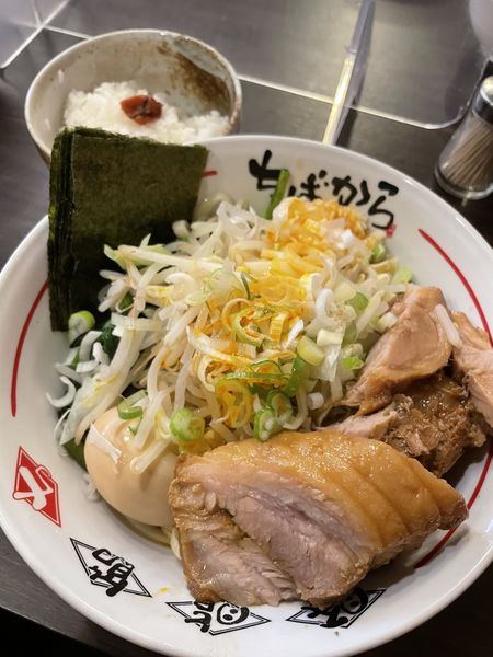 「油そば醤油•豚増し味玉チーズ海苔レン草ライス¥1,670」@ちばからの写真