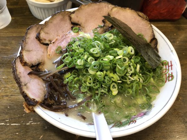 「博多ラーメンかた　チャーシュー青ネギ」@やっじゃがな 高津店の写真