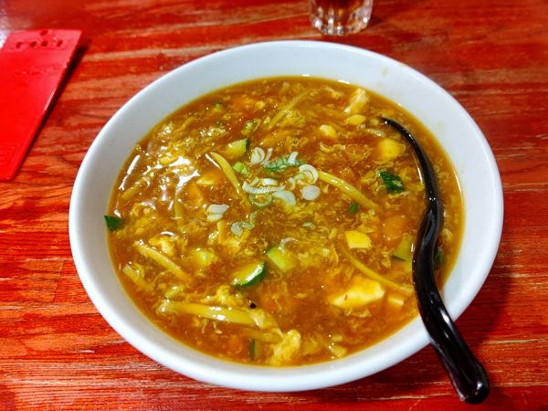 「酸辣湯ラーメン(並盛)880円」@中国本場的料理 華龍飯店 高崎モントレー店の写真