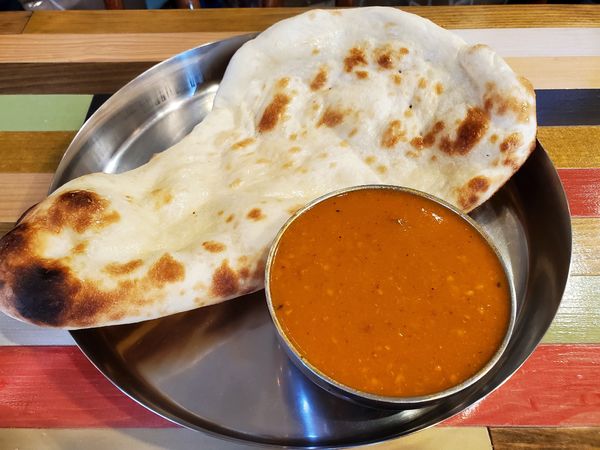 「日替わり(茄子とキーマカレー)・中辛・ナン・ラッシー」@ナマステポカラの写真