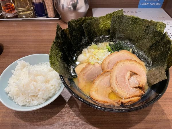 「醤油豚骨(並) + 松壱トッピング + ライス(小)」@横浜家系らーめん 松壱家 国分寺店の写真