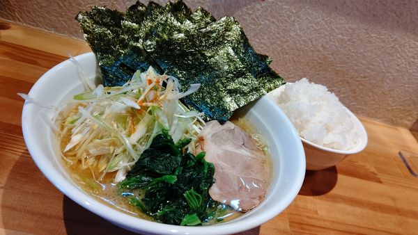 「ネギラーメン&ノリ1000円＋サービスライス」@横浜家系ラーメン おか家の写真