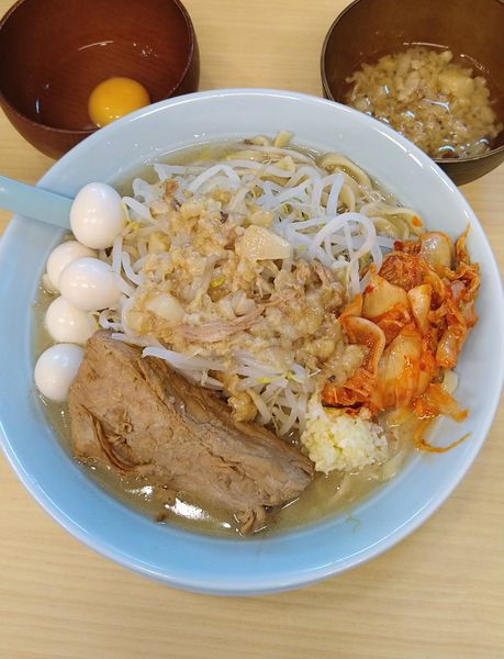 「塩ラーメン+うずら､生卵､裏=キムチ」@麺屋 顎で喰らえの写真