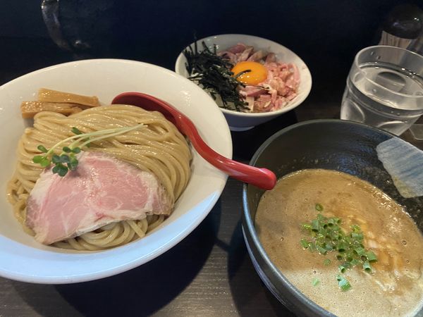 「つけ麺+ユッケ風肉ご飯」@麺処 夏海の写真