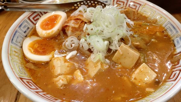 「デビル麺2辛（930円税込）+味玉」@横浜らーめん 吉田家の写真