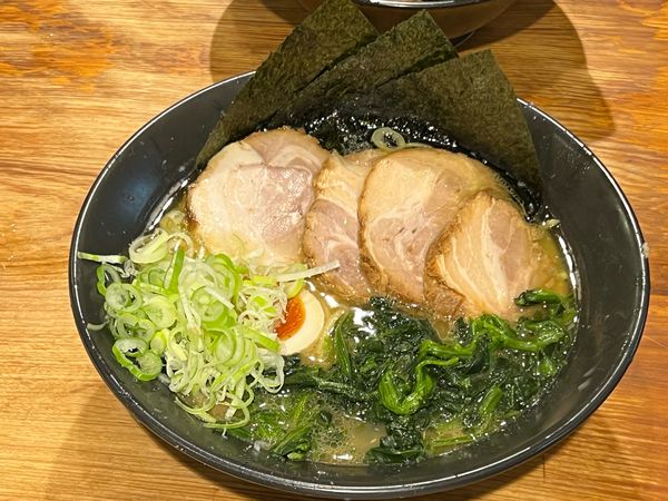 「チャーシューめん 1,020円 中盛り 100円 ほうれん草 1」@らーめん 半蔵の写真