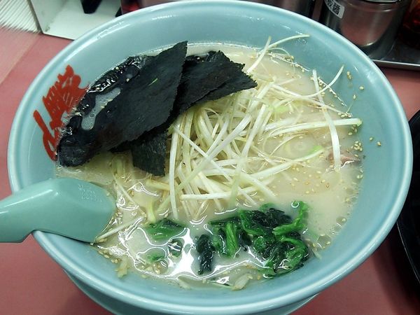 「塩ネギラーメン中盛」@山岡家 平塚店の写真