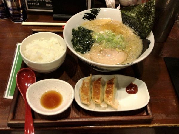 「ガキ大将ラーメン+餃子3個と小ライスセット(1210円)」@ガキ大将ラーメン匠 富士吉田店の写真