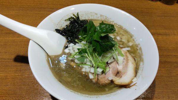 「豚煮干しそば 背脂入り中太麺」@寿製麺よしかわ 川越店の写真