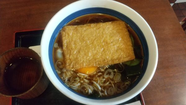 「きつねそば390円、生卵60円」@そば処 信州屋 渋谷店の写真