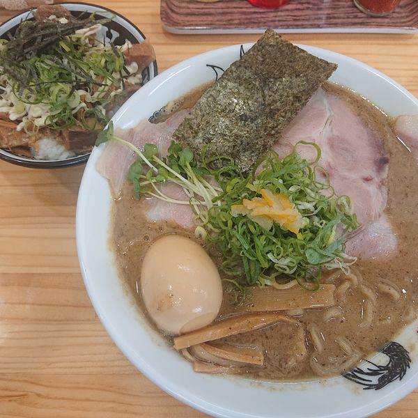 「特製濃豚煮干しそば980円、チャー丼280円」@麺屋にぼすけ 本荘店の写真