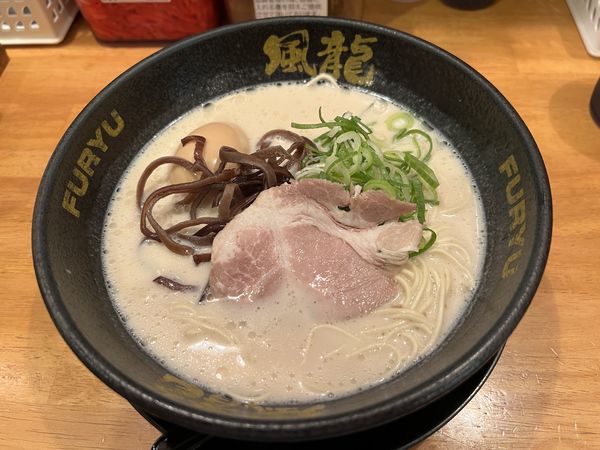 「半熟玉子とんこつラーメン」@とんこつラーメン 博多風龍 新橋店の写真