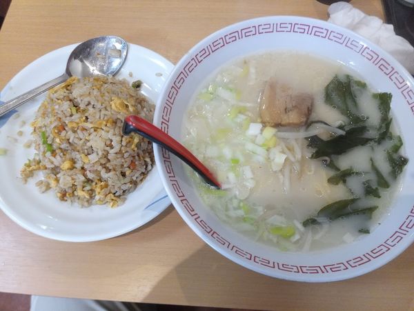 「ラーメンセット858円(税込み、選択：豚骨＆炒飯)」@雲隆の写真