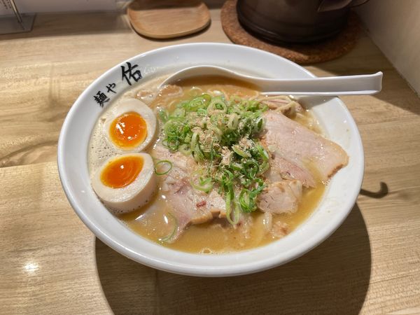 「鶏×魚×豚 ちゃーしゅー味玉らーめん」@麺や 佑の写真