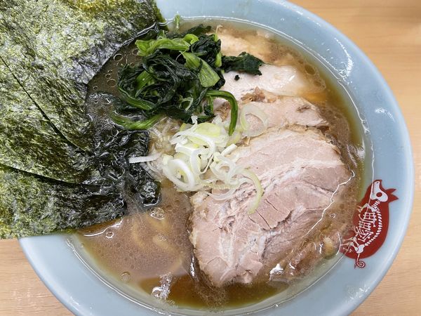 「醤油ラーメン＋チャーシュー」@横浜ラーメン 町田家 新宿南口店の写真