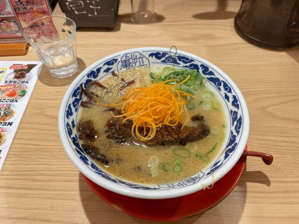 「黒肉一本麺」@九州らーめん亀王 JR新大阪駅店の写真