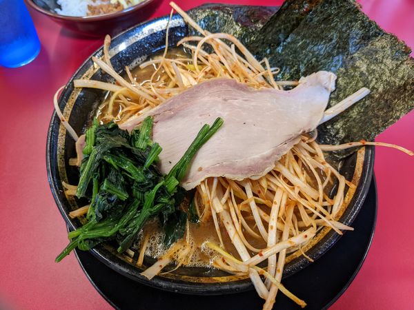 「ネギラーメン赤（辛味噌）」@家系ラーメン王道家直伝 との丸家 松飛台店の写真
