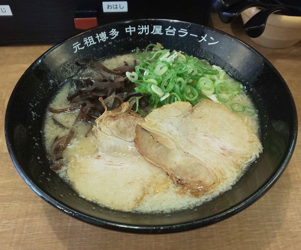「とんこつラーメン（一竜セット）」@元祖博多中州屋台ラーメン 一竜 御茶ノ水北口店の写真