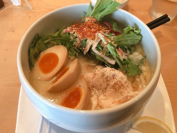 「鶏白湯麺塩そば　半熟味玉」@鶏白湯麺 蔭山 高田馬場店の写真