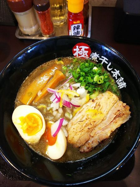 「極濃煮干し豚骨ラーメン＋味玉」@極煮干し本舗 久喜店の写真