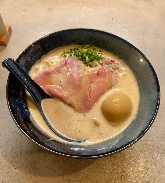 「金目鯛×鶏の白湯ラーメン+半熟煮玉子（1000円）」@スープ料理 タマキハルの写真