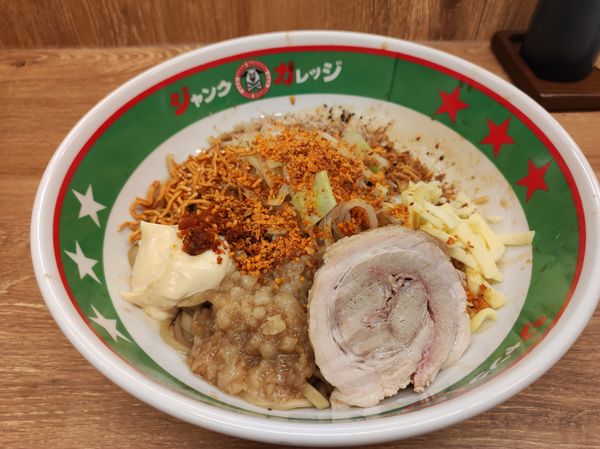 「パワフルまぜそば全増し」@ジャンクガレッジ 新所沢店の写真