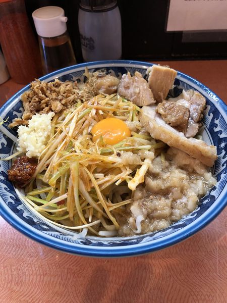 「汁なし+ネギ（ヤサイ少なめニンニクアブラ辛味）」@自家製麺ラーメン 佐藤の写真
