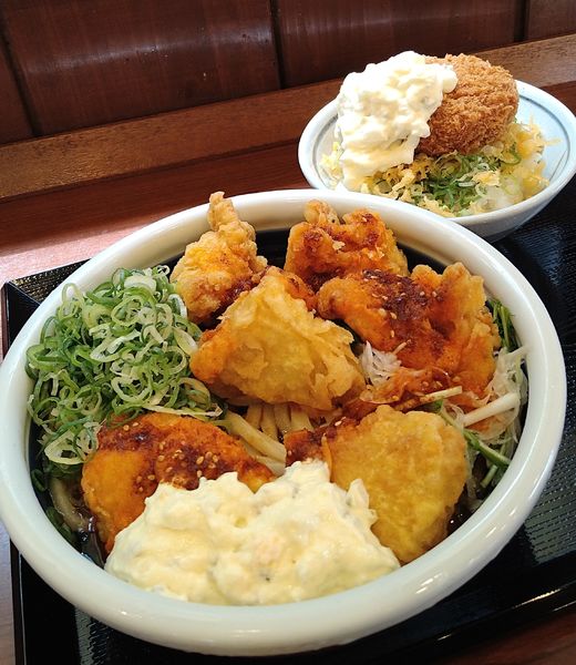 「限定/辛タル鶏天ぶっかけ(得)+メンチカツ+ご飯+追加タルタ」@丸亀製麺 あきる野店の写真