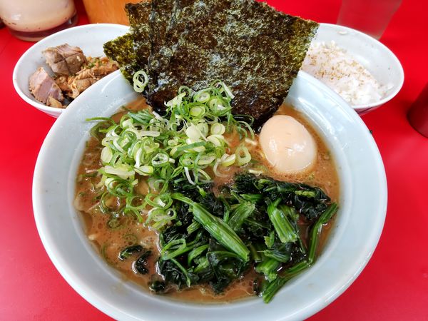 「朝ラー＋のり、ほうれん草、ネギチャー」@横浜ラーメン 武蔵家 大井町店の写真