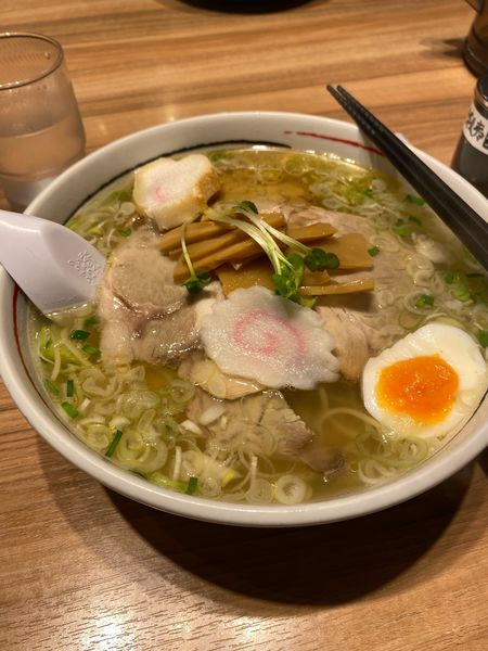 「塩ラーメン」@函館麺厨房あじさい 新千歳空港店の写真